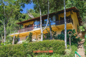 Casa rodeada por uma area verde em Teresopolis